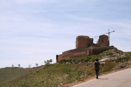 風車の間にお城が立っているのが特徴