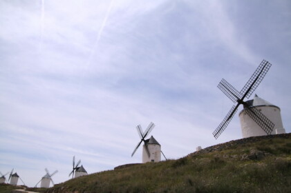 丘の上に一列に並んだ風車群