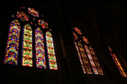 125枚以上のステンドグラスが見られます