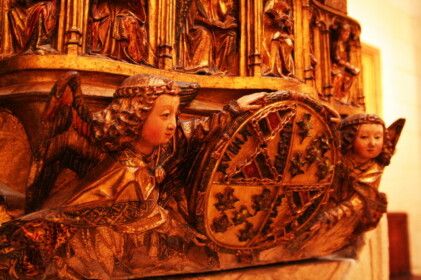 可愛い天使の彫刻