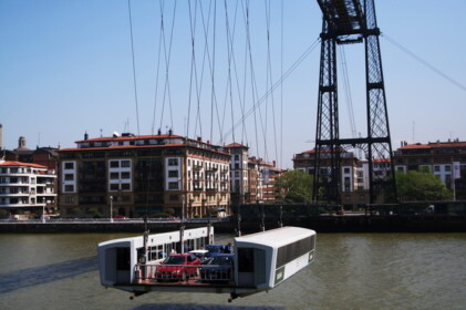 人と車を運んでいるゴンドラ