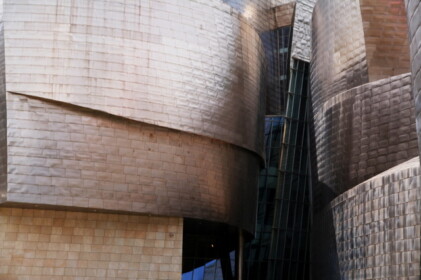 展示している作品より建物の印象が強すぎる