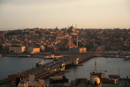 旧市街と新市街を結ぶガラタ橋