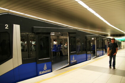 地下ケーブルカー フニキュレル