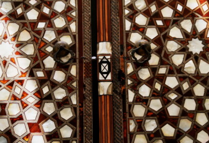 幾何学なドアの模様