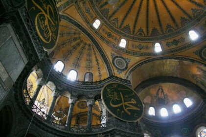 さまざまな宗教に利用された建物