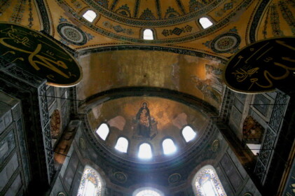 アプス半ドームにある聖母子と天使たちのモザイク画