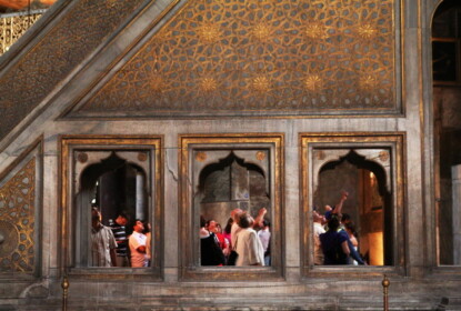 観光客の目線の先には