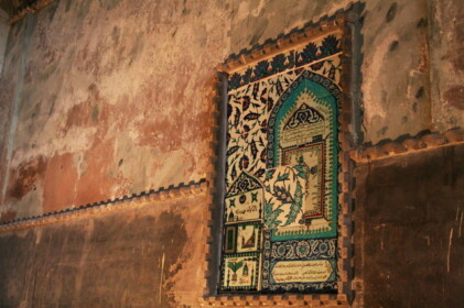 壁の片隅にあった小さいタイル画