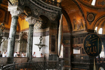 2階にあるモザイクは必見