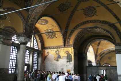 モザイク画の前には人だかりが絶えない