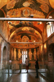 室内全体に施されたモザイク画