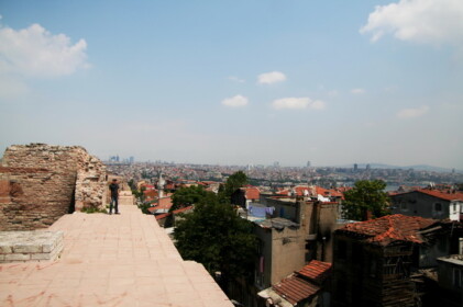 近所のテオドシウス城壁にて