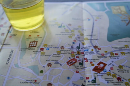 サフラン茶と町のマップ