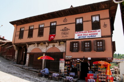 キレジレル・コナウという古い民家