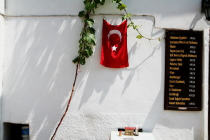 ある路上カフェの壁