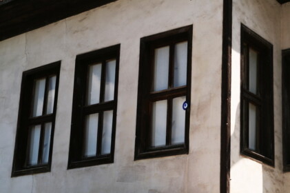 建物の外にもかけられているナザールボンジュウ