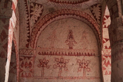 赤一色の幾何学模様の壁絵