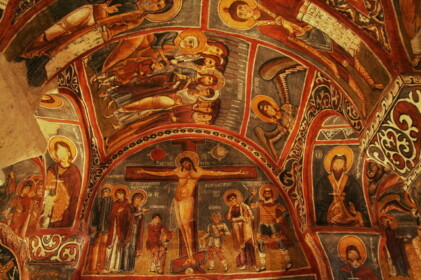 暗闇の教会の内部