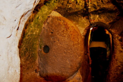 敵の侵入に備えた丸い石のドア