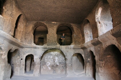 洞窟を掘って作られた教会