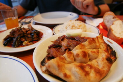 コンヤ名物のタンドゥルケバブ