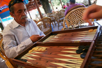 真剣な顔で勝負しているオジイサン