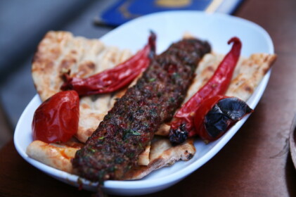 ユジェルさんが頼んだ野菜入りのキョフテ。