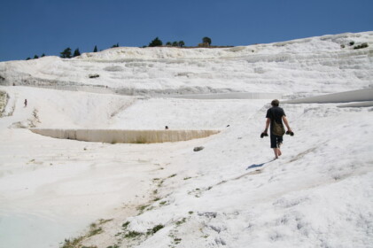 世界遺産の石灰棚を守るため中は土足禁止