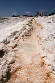 流れている温泉水
