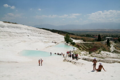 白い石灰棚に溜まった青い水