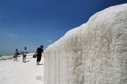 雪のような石灰棚